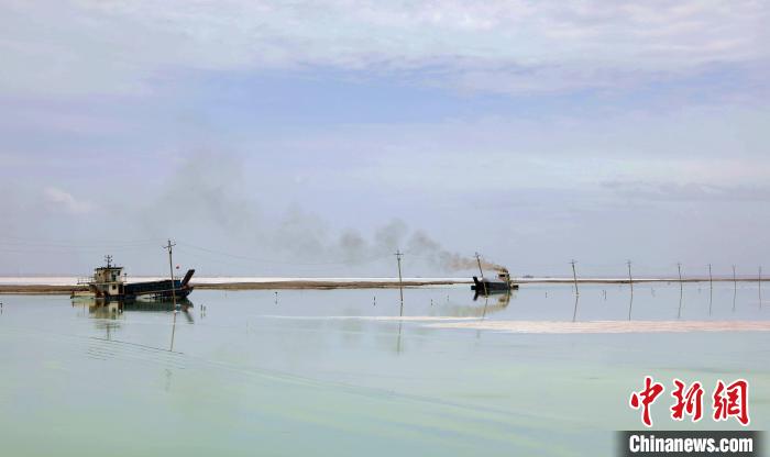 “天空之鏡”青海茶卡鹽湖：迎黃金旅游季，獨(dú)特景色引客來