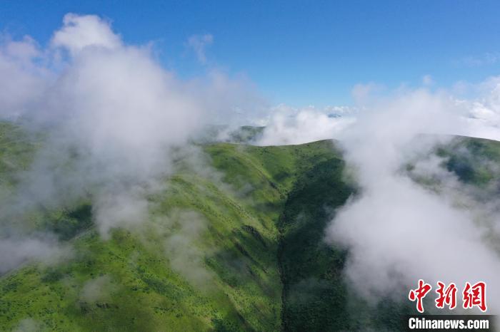 航拍賽來塘鎮(zhèn)山間云霧繚繞。　馬銘言 攝