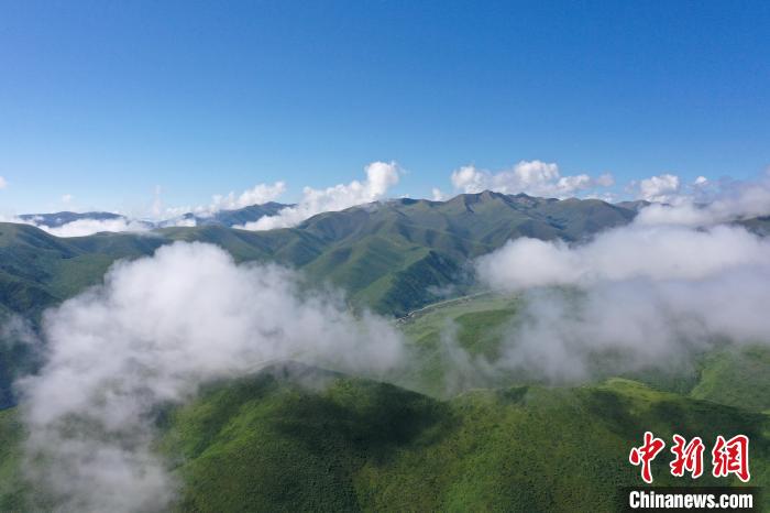 航拍賽來塘鎮(zhèn)山間云霧繚繞。　馬銘言 攝