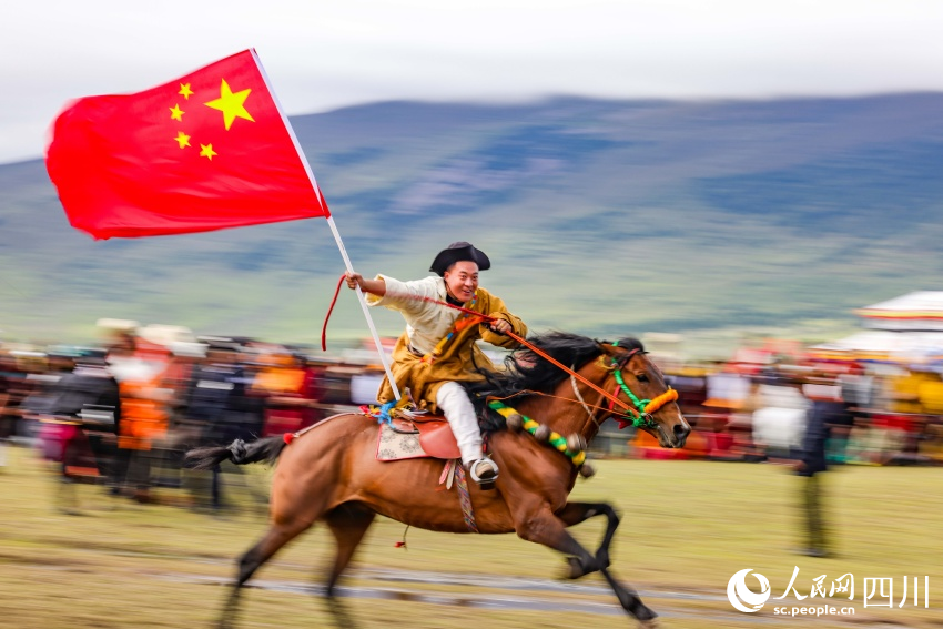馬術(shù)表演現(xiàn)場(chǎng)。洛絨尼瑪攝
