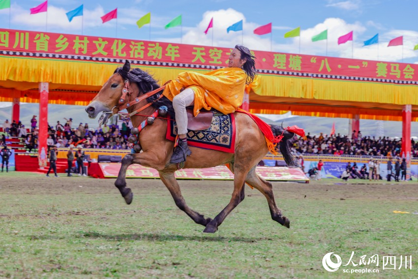 馬術(shù)表演現(xiàn)場(chǎng)。洛絨尼瑪攝