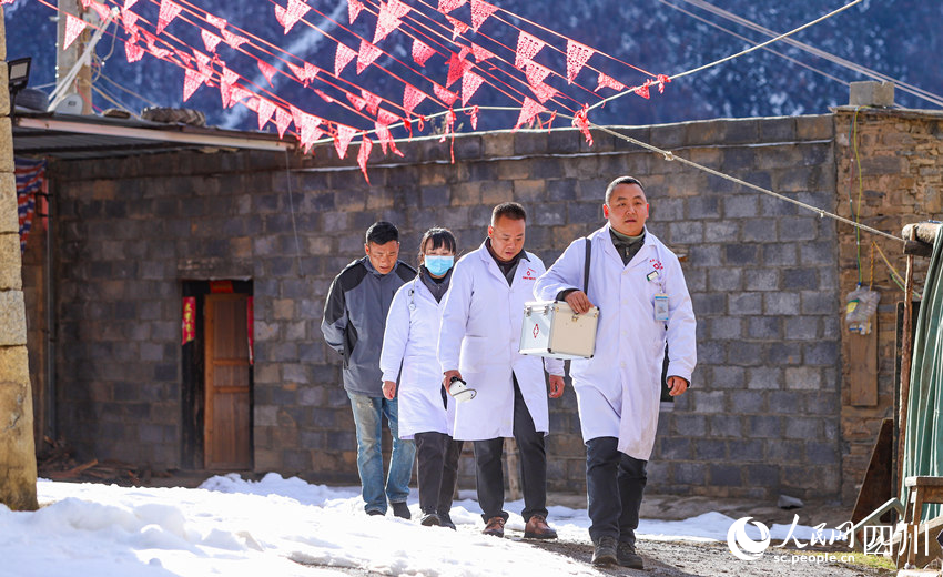 對口幫扶醫(yī)療小分隊行走在雪地里。劉學(xué)懿攝