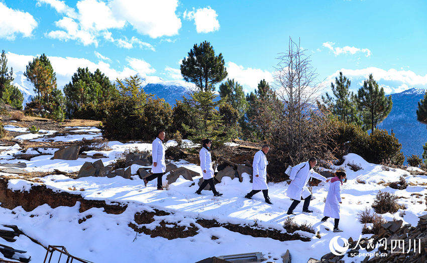 對口幫扶醫(yī)療小分隊行走在雪地里。劉學(xué)懿攝