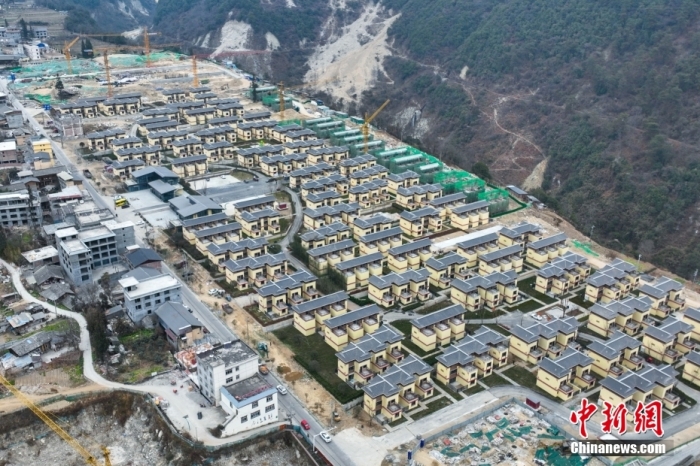 圖為2月1日，瀘定磨西鎮(zhèn)震后重建的安置小區(qū)。(無人機照片)<a target='_blank' href='/'><p  align=