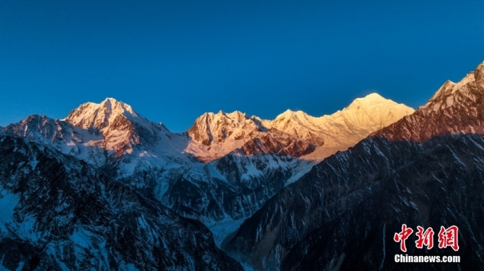 圖為2月1日，清晨陽光照在貢嘎雪山上，出現(xiàn)“日照金山”景觀。(無人機照片)<a target='_blank' href='/'><p  align=