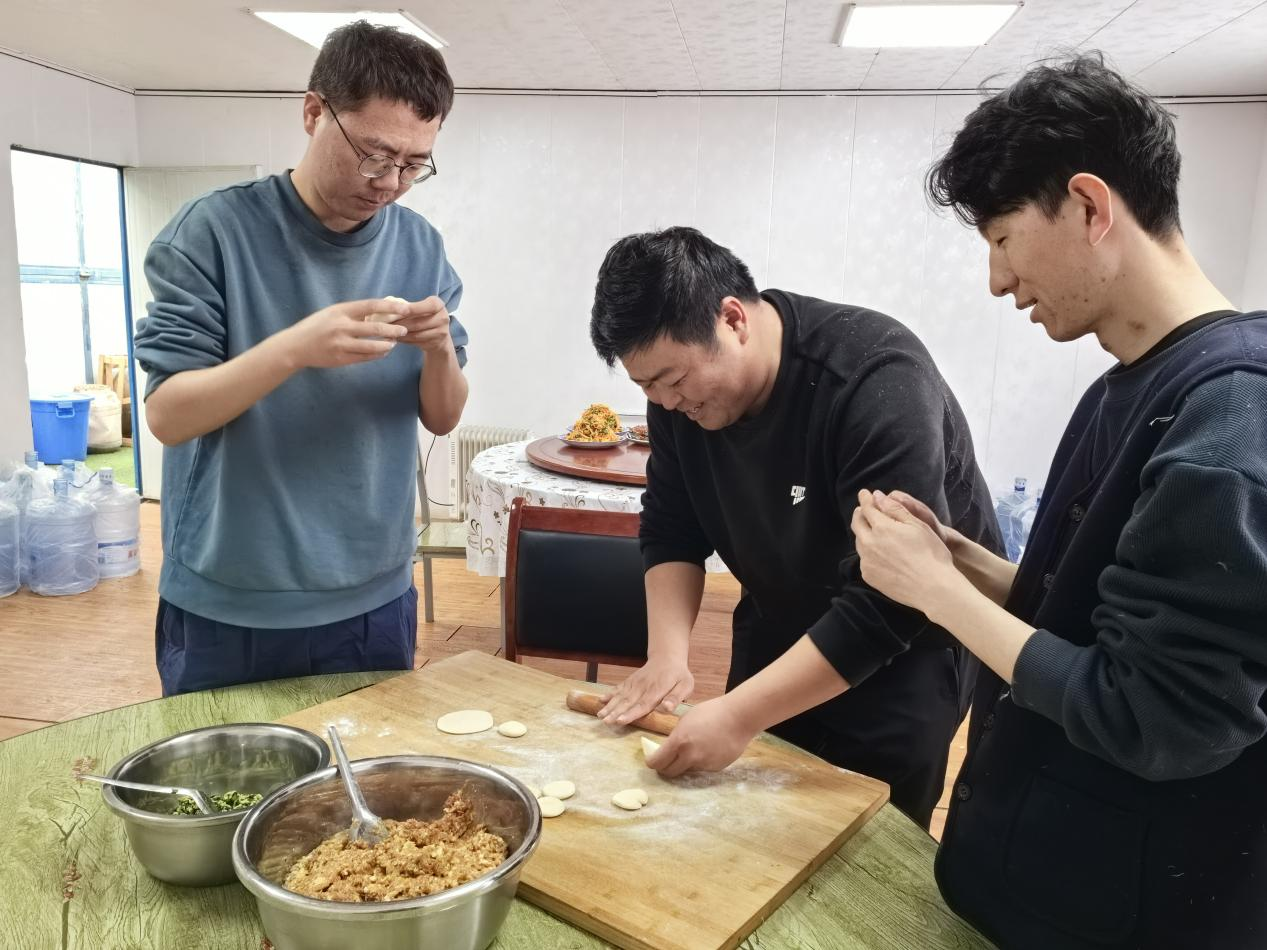 項(xiàng)目部里包餃子。王元明攝