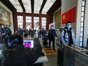 拉薩火車(chē)站工作人員對(duì)出站旅客進(jìn)行紅外線測(cè)溫。趙越拍攝.jpg