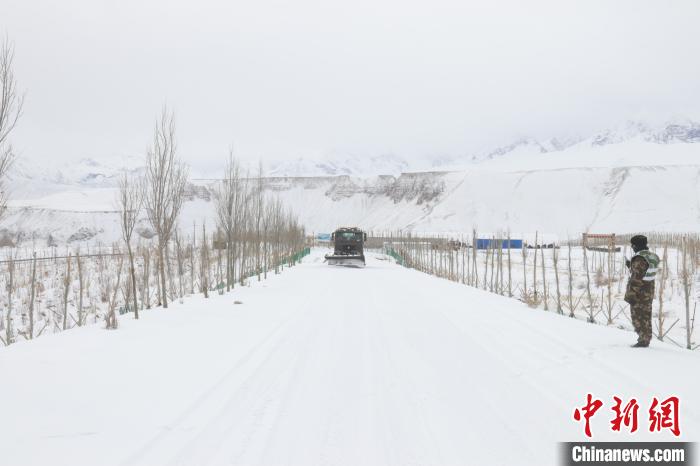 圖為救援官兵正在緊急清理路面積雪。　董尼么太 攝