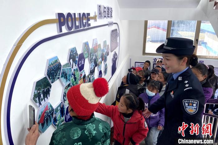 山南邊境管理支隊(duì)勒布邊境派出所舉行警營開放日活動，邀請駐地民眾進(jìn)警營，了解民警工作生活?！∏f冀 攝