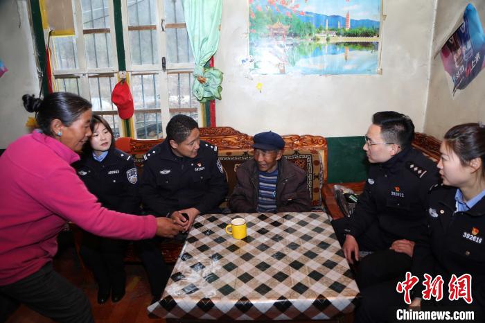 亞東出入境邊防檢查站民警走訪慰問轄區(qū)困難群眾?！堄陱?qiáng) 攝