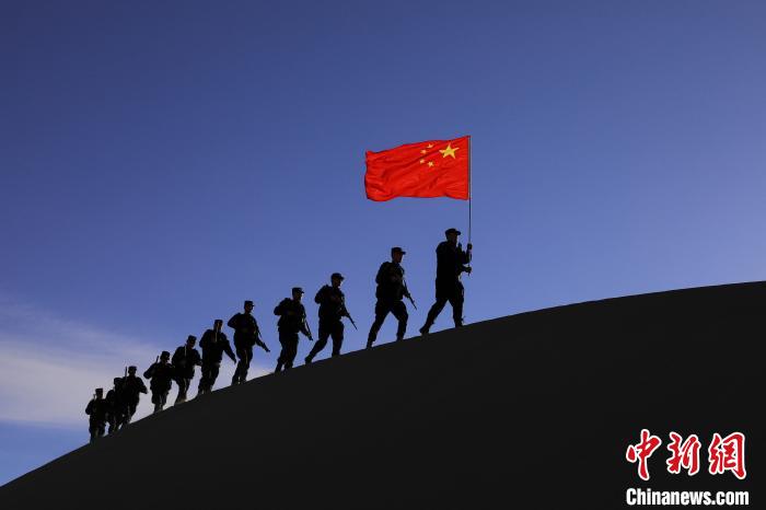 日喀則邊境管理支隊(duì)幾腳橋邊境檢查站民警在轄區(qū)開展巡邏工作?！↓埿▲P 攝