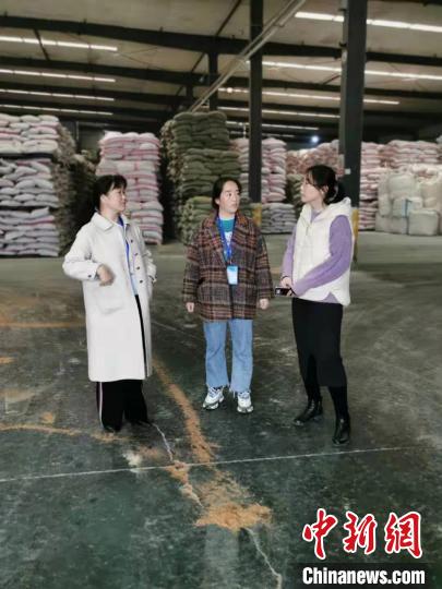 圖為次仁措姆(中)正在開展街道工作。<a target='_blank' ><p  align=