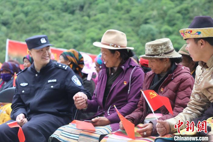 圖為李陽副所長(前排左一)與卓嘎、央宗姐妹共同參加愛國主義教育活動。　德吉 攝