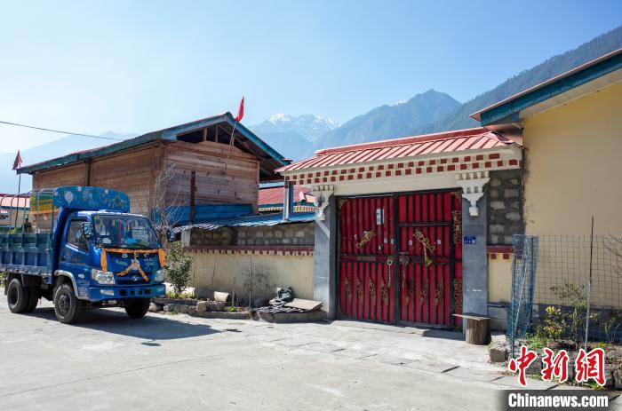 圖為林芝下察隅鎮(zhèn)布巴村村民家門(mén)口停放著貨運(yùn)車(chē)輛?！〗w波 攝