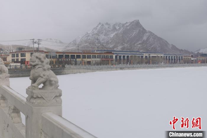 圖為2月5日傍晚時分的西藏阿里獅泉河鎮(zhèn)雪景。　王世才 攝