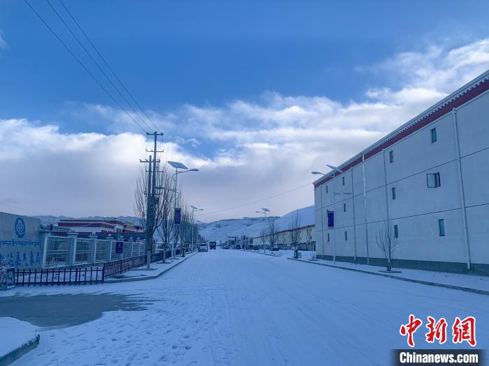 圖為西藏札達縣街道被積雪覆蓋?！娋?攝