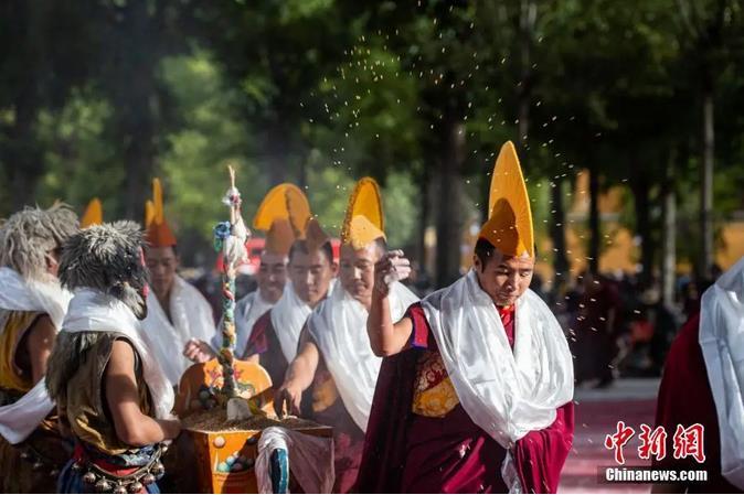 資料圖：扎什倫布寺跳神活動結(jié)束后，僧眾依次拋撒“切瑪”盒中的青稞祈福。<a target='_blank' ><p  align=