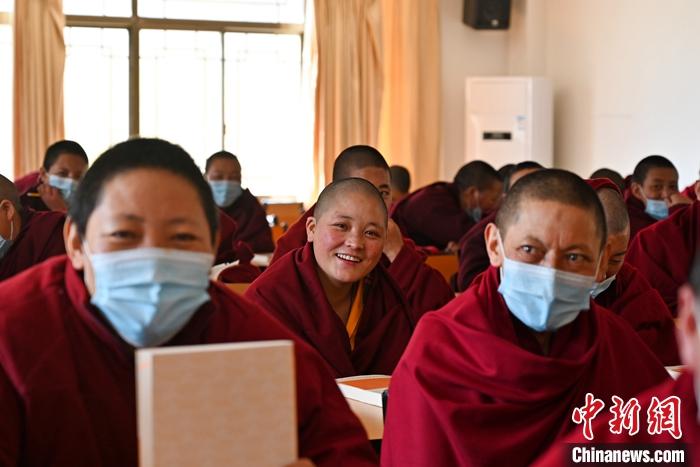 3月23日，記者走進(jìn)位于拉薩的西藏佛學(xué)院，探訪宗教學(xué)府的新學(xué)期。圖為西藏佛學(xué)院尼眾部學(xué)員等待上課。<a target='_blank' ></p><p  align=
