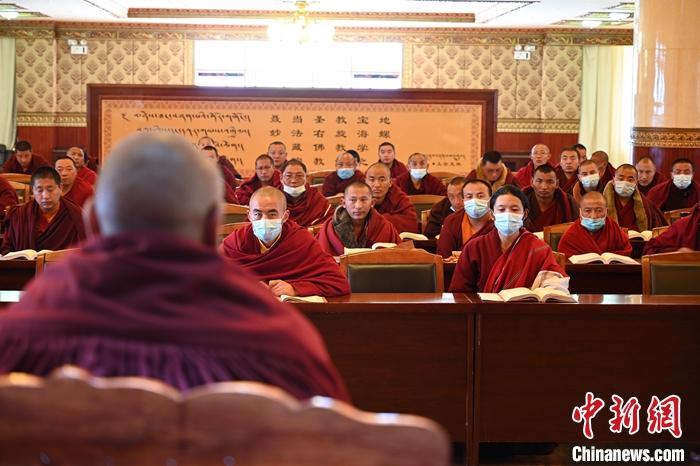 3月23日，記者走進(jìn)位于拉薩的西藏佛學(xué)院，探訪宗教學(xué)府的新學(xué)期。圖為佛學(xué)院學(xué)員正在上課。<a target='_blank' ></p><p  align=