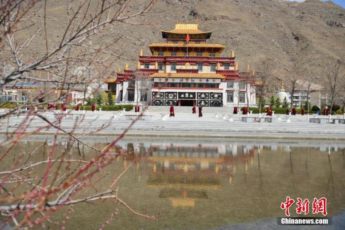 3月23日，西藏佛學(xué)院開學(xué)第二日，<a target='_blank' >中新社</a>記者前往學(xué)院探訪了少年活佛班、尼眾部等，走進(jìn)了他們的課堂。該學(xué)院有來自藏傳佛教格魯派、寧瑪派等各個教派的僧尼，900余人在此學(xué)習(xí)。圖為西藏佛學(xué)院內(nèi)景。<a target='_blank' >中新社</a>發(fā) 貢嘎來松 攝