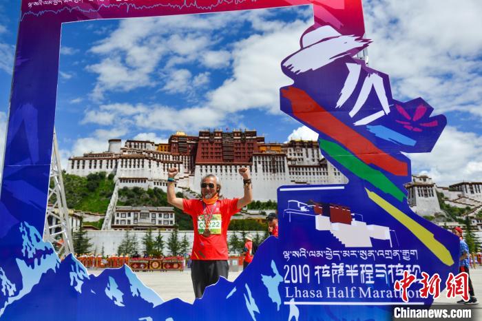 資料圖為2019年8月18日，拉薩舉行半程馬拉松賽。　江飛波 攝