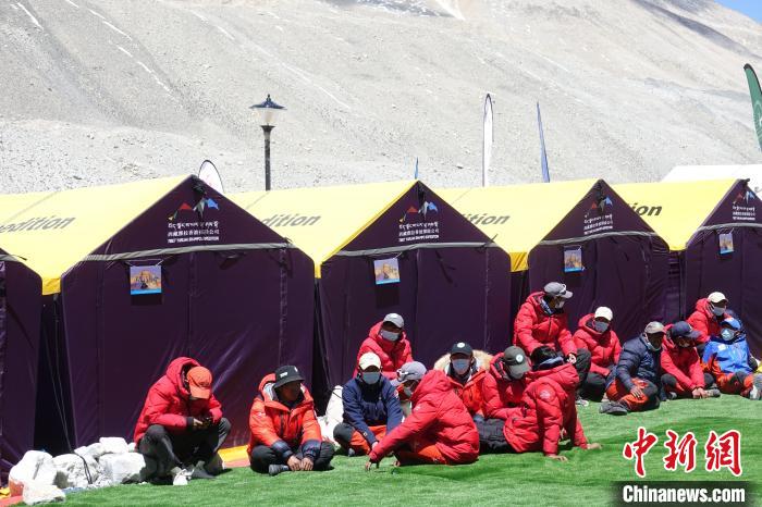 5月9日，登山隊員在珠峰北坡登山大本營歇息?！∪轿木?攝