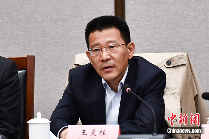 5月16日，由中國社會(huì)科學(xué)院西藏智庫、中國社會(huì)科學(xué)院民族學(xué)與人類學(xué)研究所主辦的第五屆西藏智庫國際論壇在北京舉行。中國社會(huì)科學(xué)院副院長王靈桂在致辭中表示，今年是西藏和平解放70周年，西藏人民團(tuán)結(jié)奮斗，把貧窮落后的舊西藏建設(shè)成經(jīng)濟(jì)發(fā)展、文化繁榮、社會(huì)進(jìn)步、環(huán)境良好、生活幸福的社會(huì)主義新西藏，西藏歷史上第一次徹底消滅了絕對(duì)貧困，同全國人民一起，西藏各族人民已經(jīng)走進(jìn)全面建成小康社會(huì)的新時(shí)代，進(jìn)入歷史發(fā)展的新坐標(biāo)。 <a target='_blank' ><p  align=