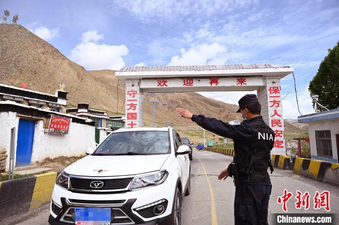 圖為移民管理警察示意司機(jī)停車接受檢查?！≮w朗 攝