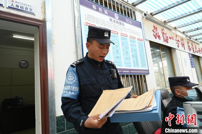 圖為洛桑朗嘎向記者展示卷宗?！≮w朗 攝