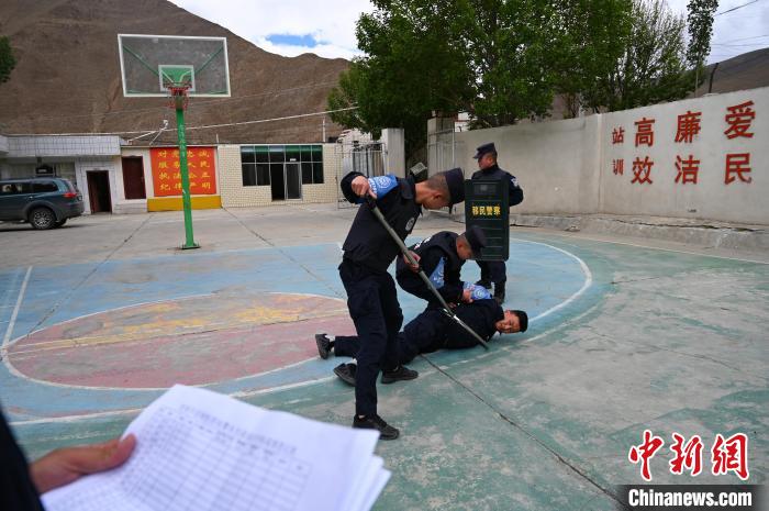 圖為移民管理警察進(jìn)行警務(wù)技能考核。　趙朗 攝