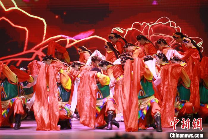 圖為農(nóng)行西藏分行演出現(xiàn)場(chǎng)?！∞r(nóng)行西藏分行 供圖