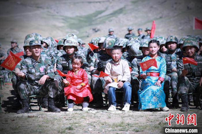 圖為駐地小朋友參加此次活動(dòng)?！?普布扎西 攝