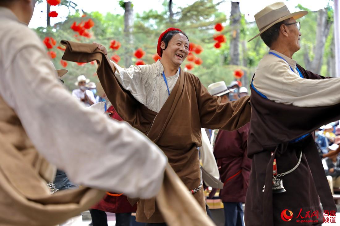 拉薩市民在宗角祿康公園跳鍋莊舞。人民網(wǎng) 次仁羅布攝