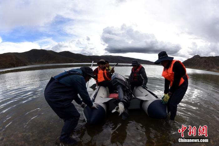 圖為科考隊員準(zhǔn)備乘快艇前往浪錯湖中心開展科考作業(yè)。 <a target='_blank' ><p  align=