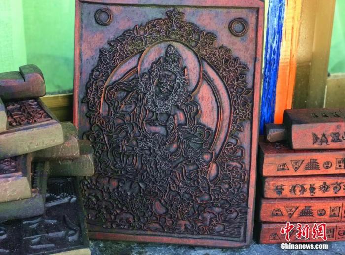 圖為普松雕刻技藝傳承人嘎瑪曲扎創(chuàng)作的雕刻作品。 <a target='_blank' ><p  align=