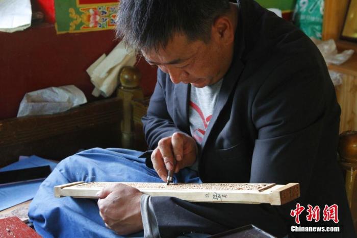 圖為7月14日，普松雕刻技藝傳承人嘎瑪曲扎正在家中進(jìn)行創(chuàng)作。 <a target='_blank' ><p  align=