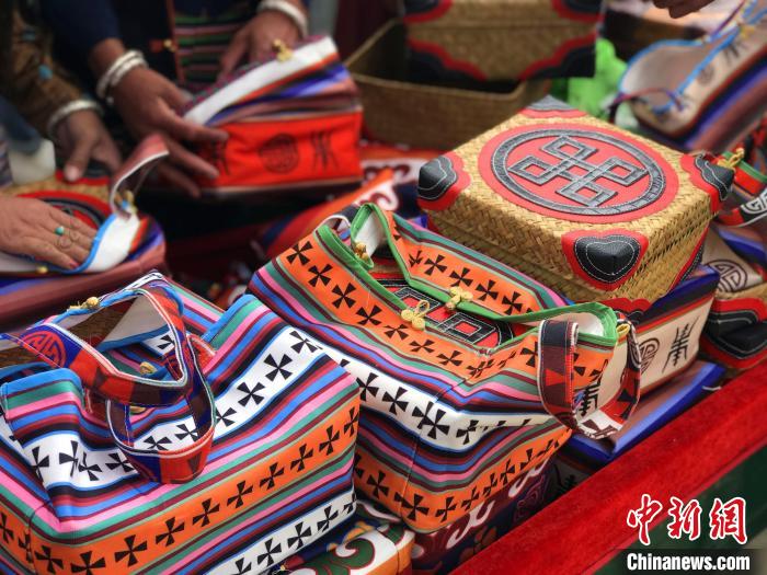 圖為打隆物交會(huì)上售賣的民族手工藝品?！∪轿木?攝