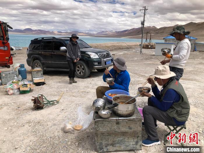 在“世界屋脊”上作業(yè)，中國科考隊(duì)員衣、食、住、行有何特色？