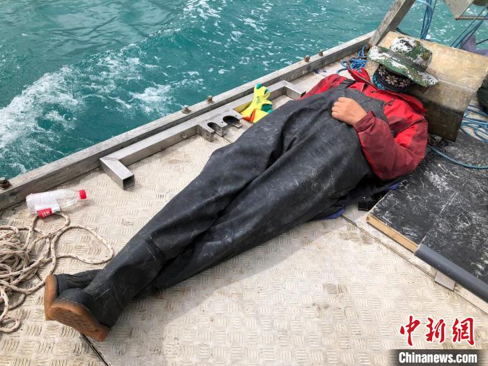 科考隊(duì)員在高原湖泊的鉆探平臺(tái)上累了臨時(shí)就地休息?！?lt;a target='_blank' ><p  align=