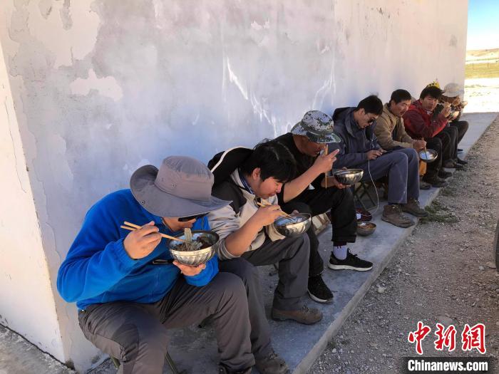 科考隊(duì)員在高原湖泊岸邊進(jìn)餐。　<a target='_blank' ><p  align=