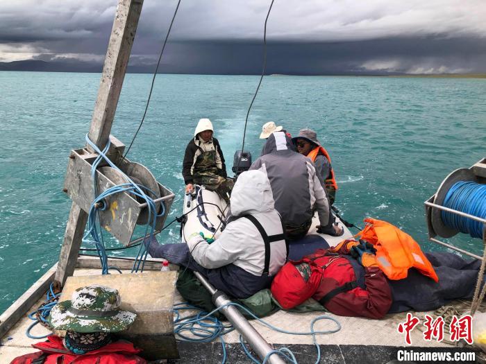 科考隊(duì)員在高原湖泊的鉆探平臺(tái)上累了臨時(shí)就地休息。　<a target='_blank' ><p  align=