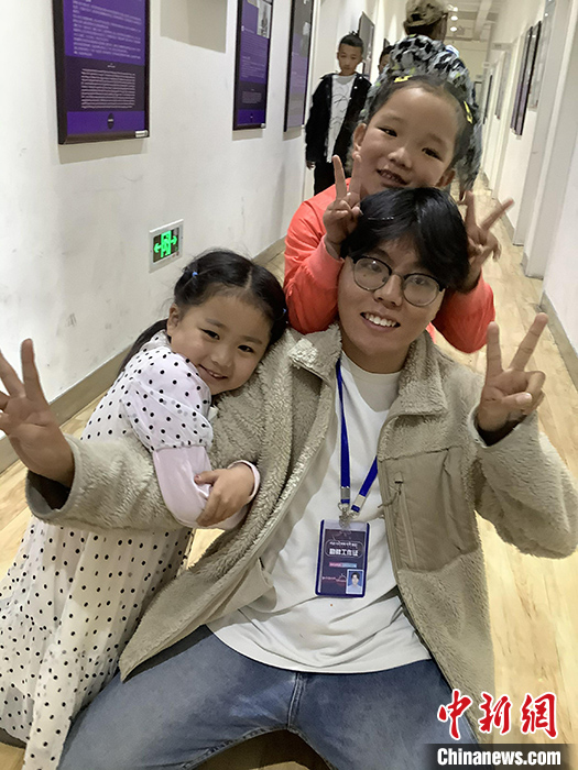 “Z世代”旦真旺加認(rèn)為，拉薩是一座開放與包容的城市，記憶中的拉薩是彩色的。2021年，旦真旺加從浙江大學(xué)漢語言文學(xué)專業(yè)畢業(yè)后，他選擇回到拉薩，成為一名漢語文實習(xí)助教。圖為8月4日，旦真旺加在課間陪學(xué)生玩耍。 <a target='_blank' ><p  align=