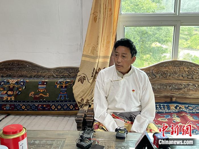 巴卡村黨支部書記、村委會(huì)主任尼瑪次仁。周璟 攝