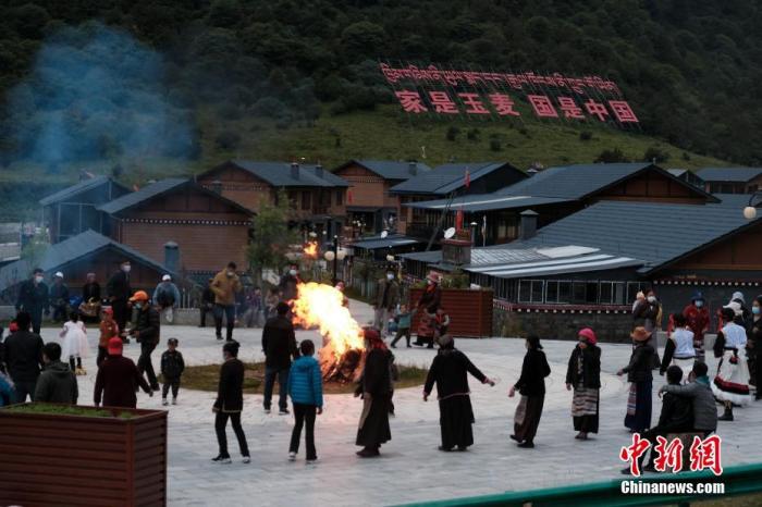 圖為8月5日，玉麥鄉(xiāng)民眾在鄉(xiāng)里跳鍋莊舞，從前的“三人鄉(xiāng)”熱鬧起來了。 <a target='_blank' ></p><p  align=