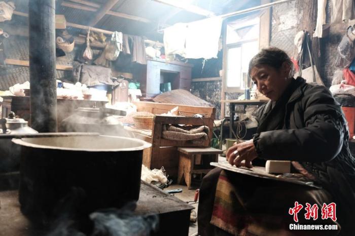 圖為8月6日，60歲的卓嘎在玉麥鄉(xiāng)牧場(chǎng)放牧點(diǎn)制作奶渣。 <a target='_blank' ></p><p  align=