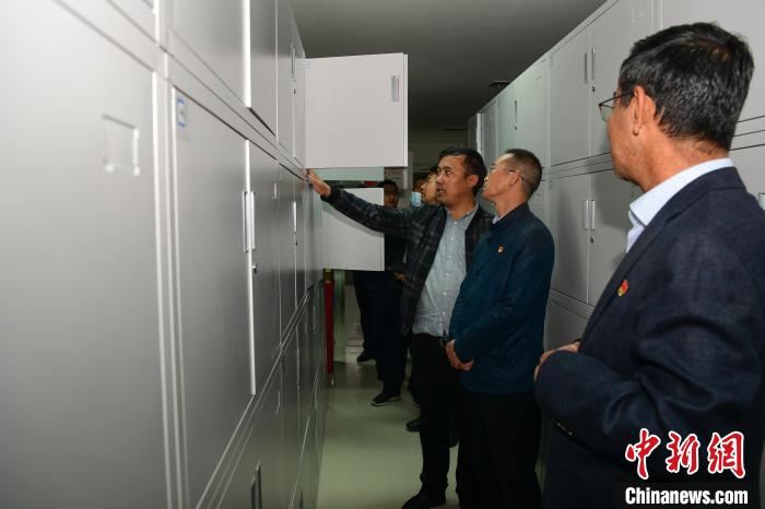 圖為參加西藏三大重點文物保護維修工程檔案移交進館儀式人員參觀拉薩市檔案館?！∝暩聛硭?攝