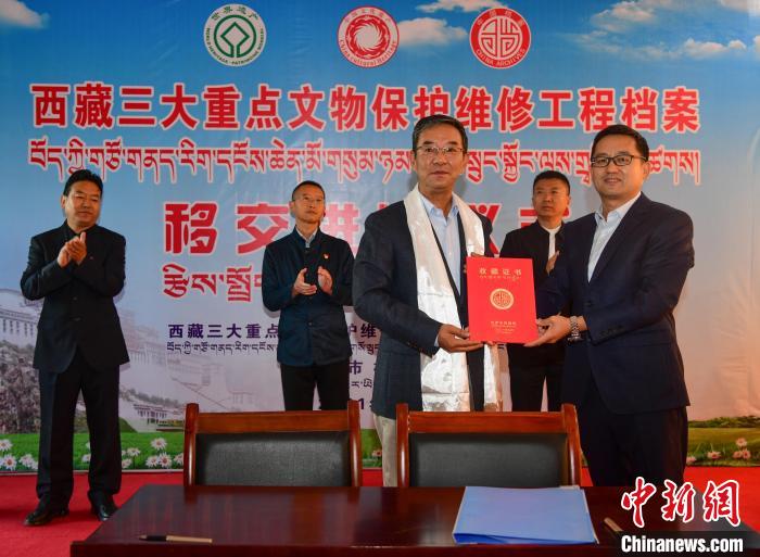 圖為西藏三大重點文物保護維修工程檔案移交進館儀式現(xiàn)場?！∝暩聛硭?攝