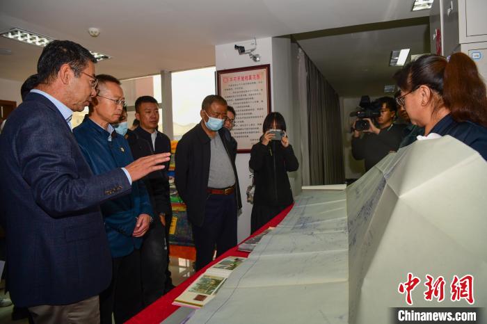 圖為參加西藏三大重點文物保護維修工程檔案移交進館儀式人員參觀布達拉宮手繪圖紙?！∝暩聛硭?攝