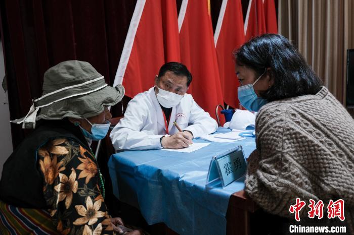 北京大學第一醫(yī)院教授、主任醫(yī)師霍勇在義診現場接診?！〗w波 攝