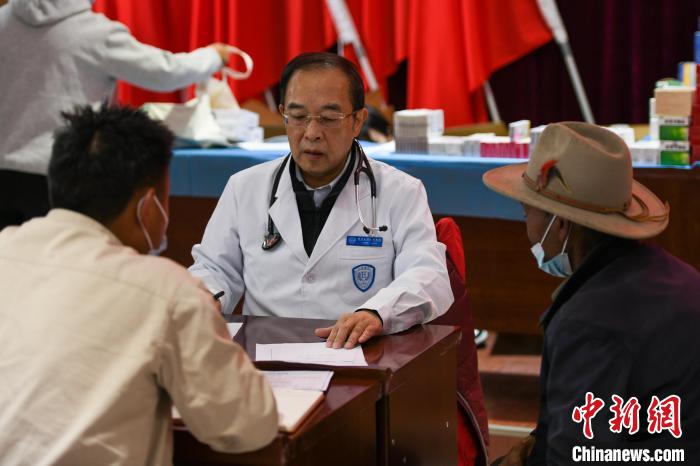 北京大學人民醫(yī)院心臟中心副主任、博士生導師王偉民為農牧民問診?！〗w波 攝